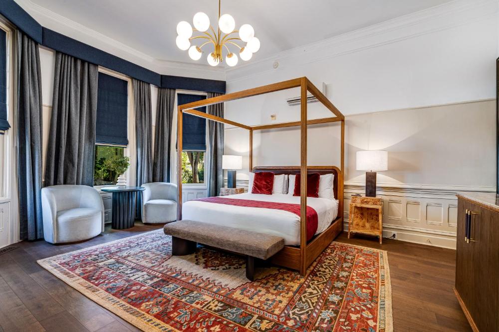 Deluxe King Room interior